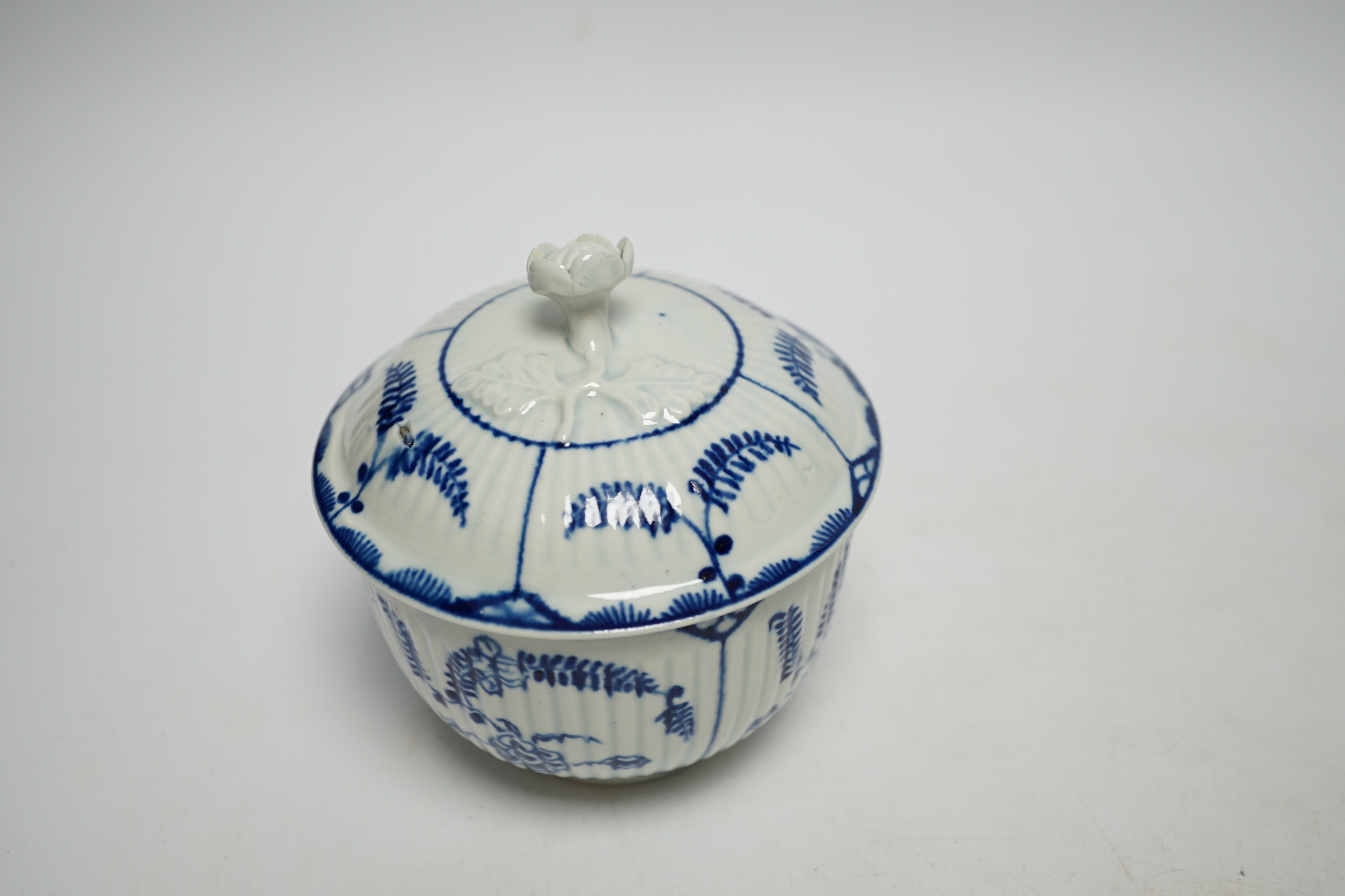 An 18th century Worcester Immortelle pattern sugar bowl and cover and a bat saucer dish, saucer dish 16cm diameter